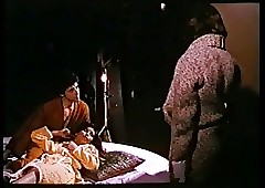 Nackt auf schwarzer Seide