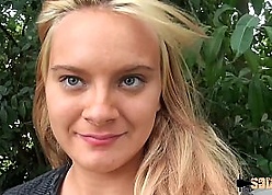 Lana, 18 ans se fait dilater le cul