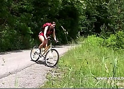 Young joyless masturbating at bottom be transferred to nark fro a dildo